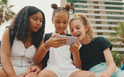 Ados et réseaux sociaux : comment ils peuvent préserver leur santé mentale